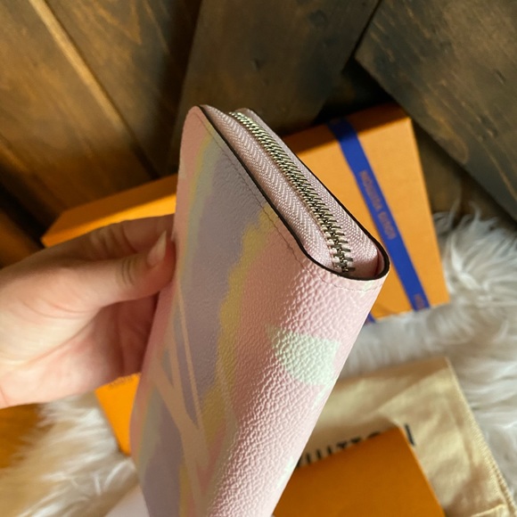 Limited Edition Louis Vuitton Escale Pastel zippy wallet card holder - Picture 5 of 16